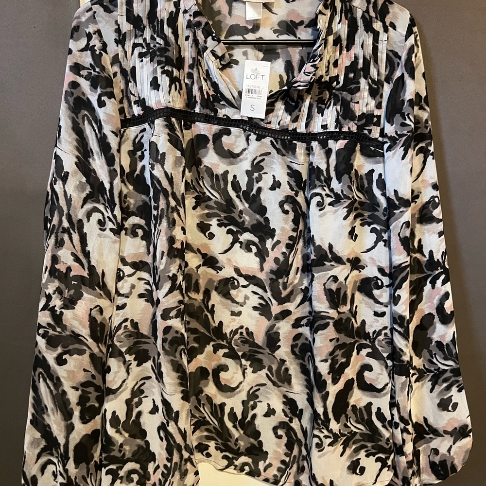 LOFT Women's Black and White Patterned Top